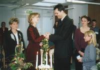 film1_20.jpg, Auflösung: 200x140, Beschreibung: Die Trauung, , Der Tausch der Ringe, , Man beachte, daß bei einer Trauung (fast) alles zuerst der Mann macht!, Erst steckt ER IHR den Ring auf...